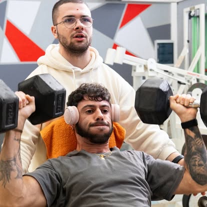 Istruttore Zero9 che segue un socio durante l'allenamento